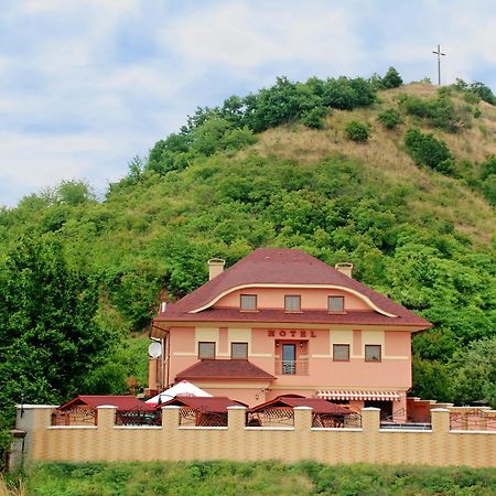 Magnat Hotel Mukachevo Exterior foto