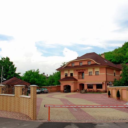 Magnat Hotel Mukachevo Exterior foto