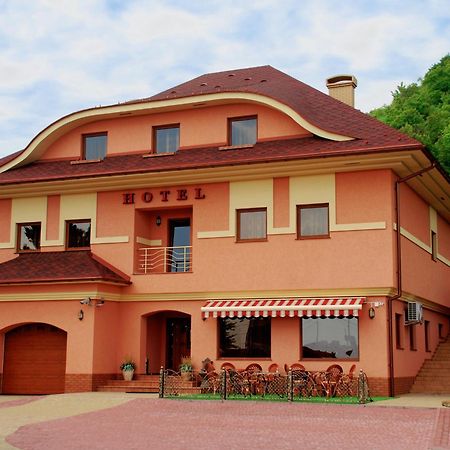 Magnat Hotel Mukachevo Exterior foto