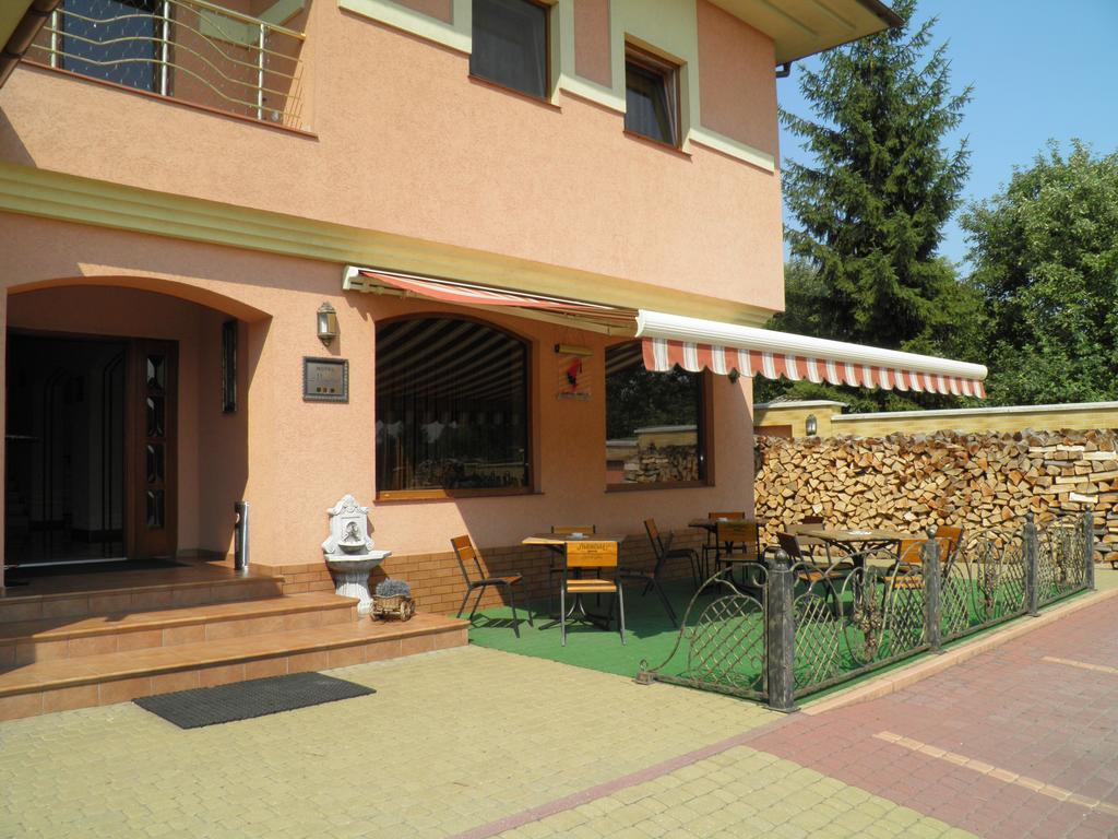 Magnat Hotel Mukachevo Exterior foto