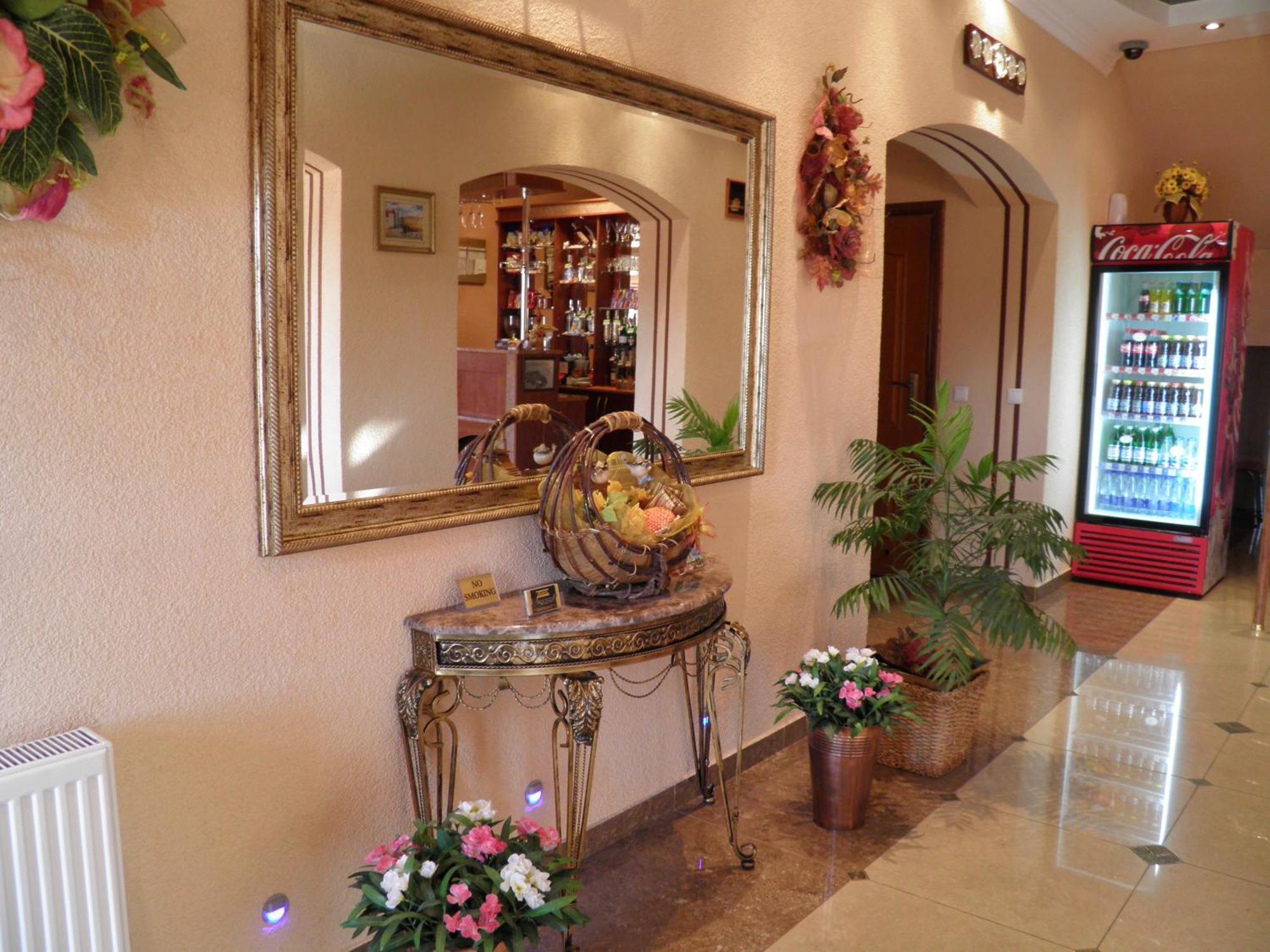 Magnat Hotel Mukachevo Exterior foto