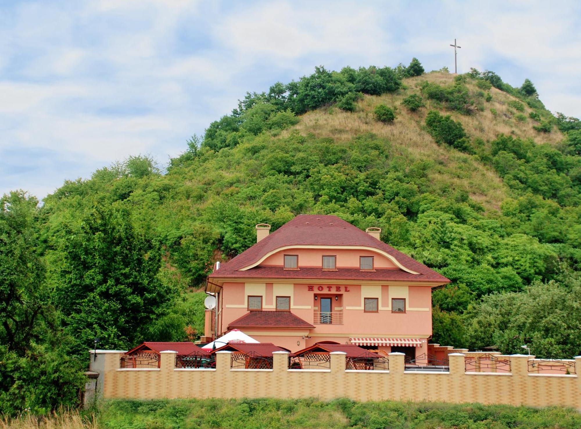 Magnat Hotel Mukachevo Exterior foto