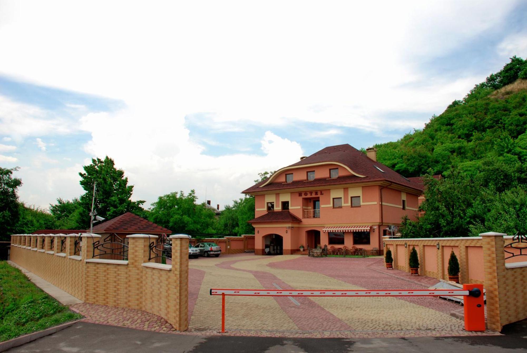 Magnat Hotel Mukachevo Exterior foto