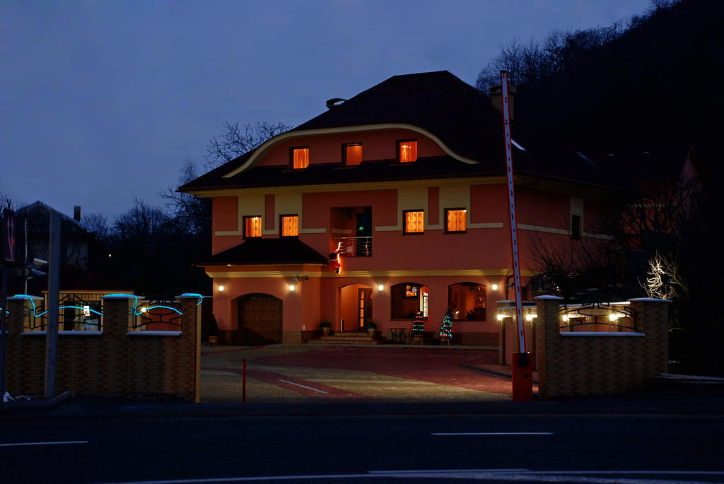 Magnat Hotel Mukachevo Exterior foto